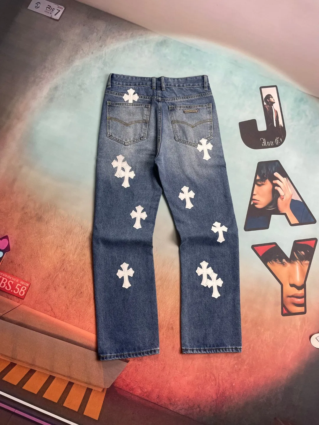 🅿️236 🔘Style No.-KL123 🔘Cro Heart𝐂𝐡𝐫𝐨𝐦𝐞 𝐇𝐞𝐚𝐫𝐭 Blue and white leather cross patch leather retro straight jeans* In the vast world of fashion, Croxin jeans are like a shining pearl. Whether they are in a glamorous fashion show or a plain and warm daily street, they can perfectly fit and occupy an indispensable place. It breaks the boundaries of body shape and style. It has no distinction, no category, and no restrictions. As long as you like it, you can wear it with confidence and control it easily. These jeans are the epitome of exceptional craftsmanship. The top heavy-duty washing process is used to give the fabric a unique texture. The calfskin is precisely laser-cut and turned into a delicate cross, showing luxurious style in every detail. Paired with aged silver hardware, the retro charm collides with modern fashion. The straight silhouette is the finishing touch, making the upper body instantly slimmer and cleverly modifying the leg lines, showing a neat and capable look. From material selection to production, every step is strictly controlled, with high-end quality surpassing the market currency, becoming the only choice to highlight personality and taste.  Size: S M L XL XXL (28.30.32.34.36) Color: Blue